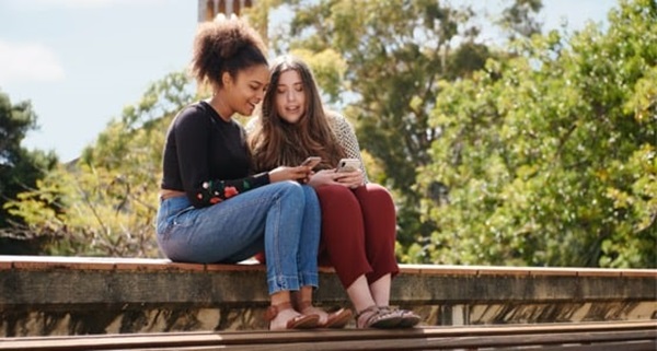 2 students sitting and chatting 